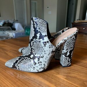 Aldo heeled mule, vegan python, new, sz 10, 4 1/2 in heel, high vamp, blk/wht